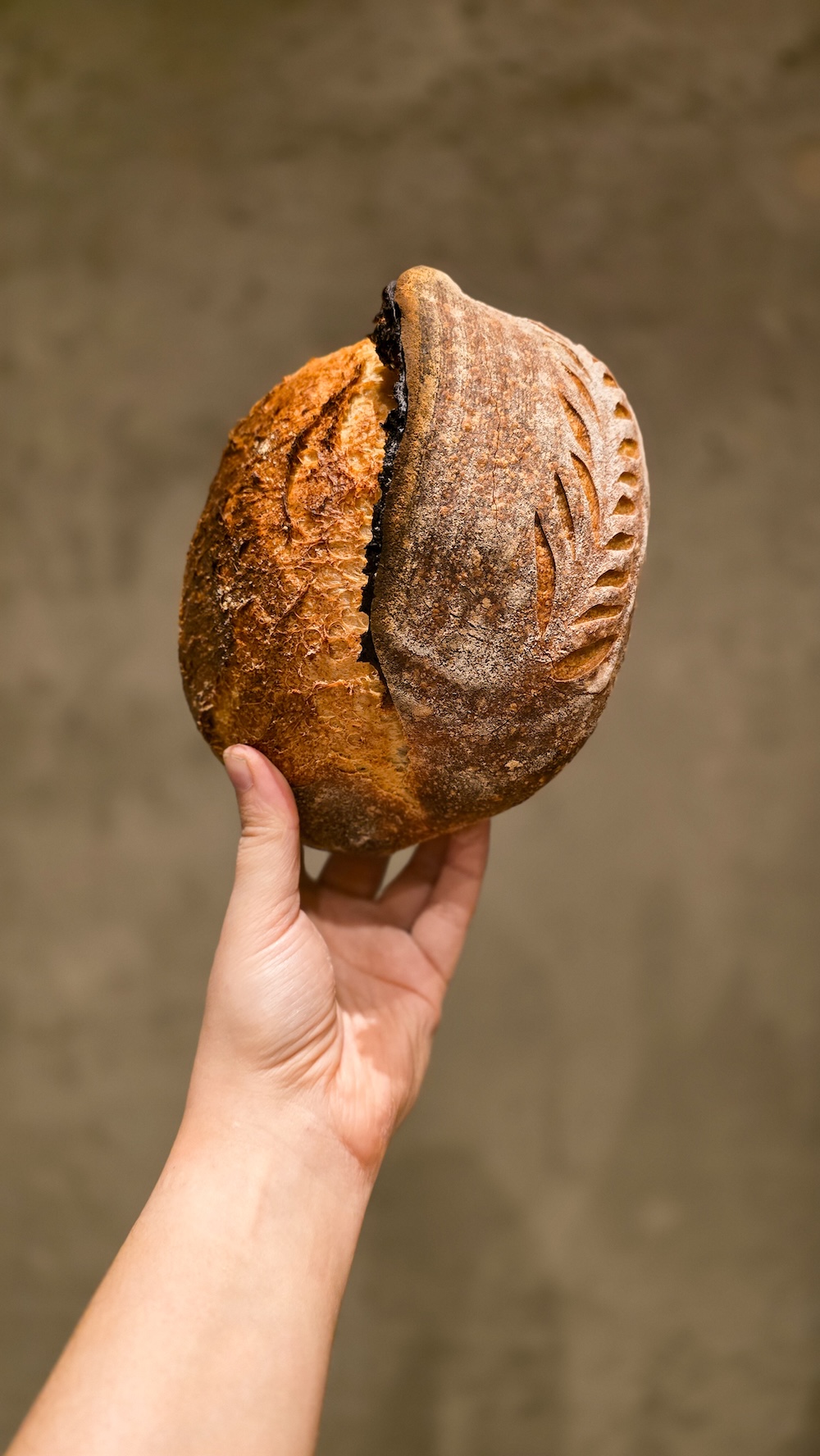 Świeży chleb na zakwasie od Breaking Bread w restauracji śniadaniowej Pora na Kazimierzu